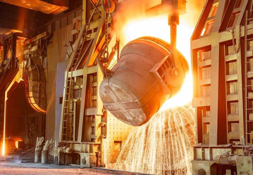 Proses pengolahan baja cair di pabrik steel mill - PT Indo Baja Energi