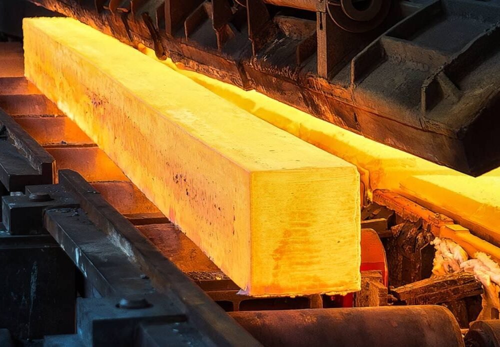 Billet baja panas berjalan di rolling mill pabrik pengolahan baja