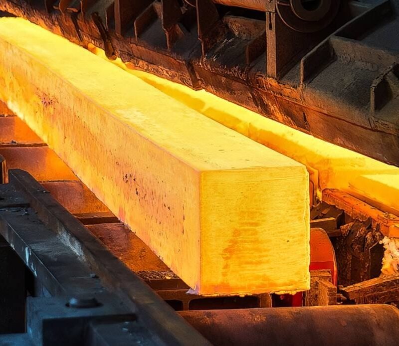 Billet Baja Panas di Rolling Mill Billet baja panas berjalan di rolling mill pabrik pengolahan baja