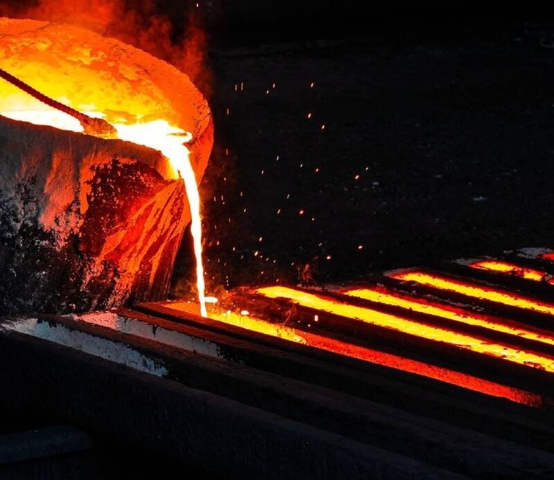 Penuangan Baja Cair ke Cetakan Ingot Proses penuangan baja cair ke cetakan ingot di pabrik peleburan baja