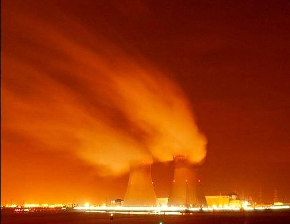 Pabrik industri petrokimia dengan cerobong asap - PT Indo Baja Energi