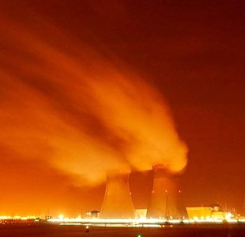 Pabrik Industri dengan Cerobong Asap Pabrik industri petrokimia dengan cerobong asap - PT Indo Baja Energi